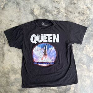 Que Black Graphic Tee with Red and Blue Accents